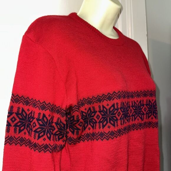 Vintage 70s Meister red wool sweater with navy blue snowflake pattern - Picture 6 of 12